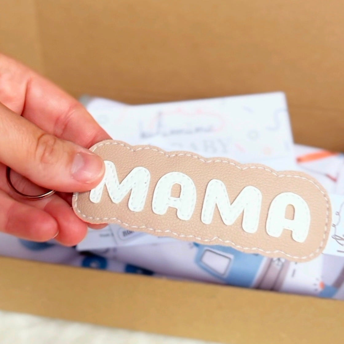 Personaliziran obesek za ključe MAMA, darilo za mamico ob rojstvu otroka, dodatek k baby paketu za novorojenčke.