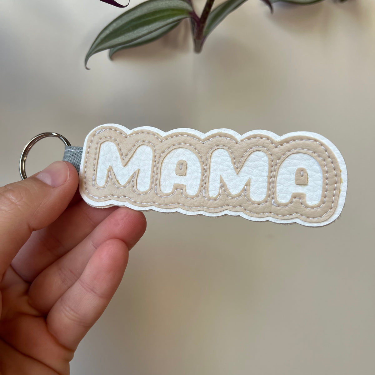 Personaliziran obesek za ključe MAMA bež