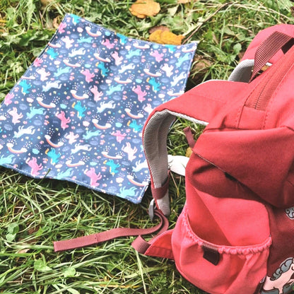 Zložljiva nepremočljiva podloga za sedenje v naravi – za izlete, vrtec in šport | KiliMina HandMade